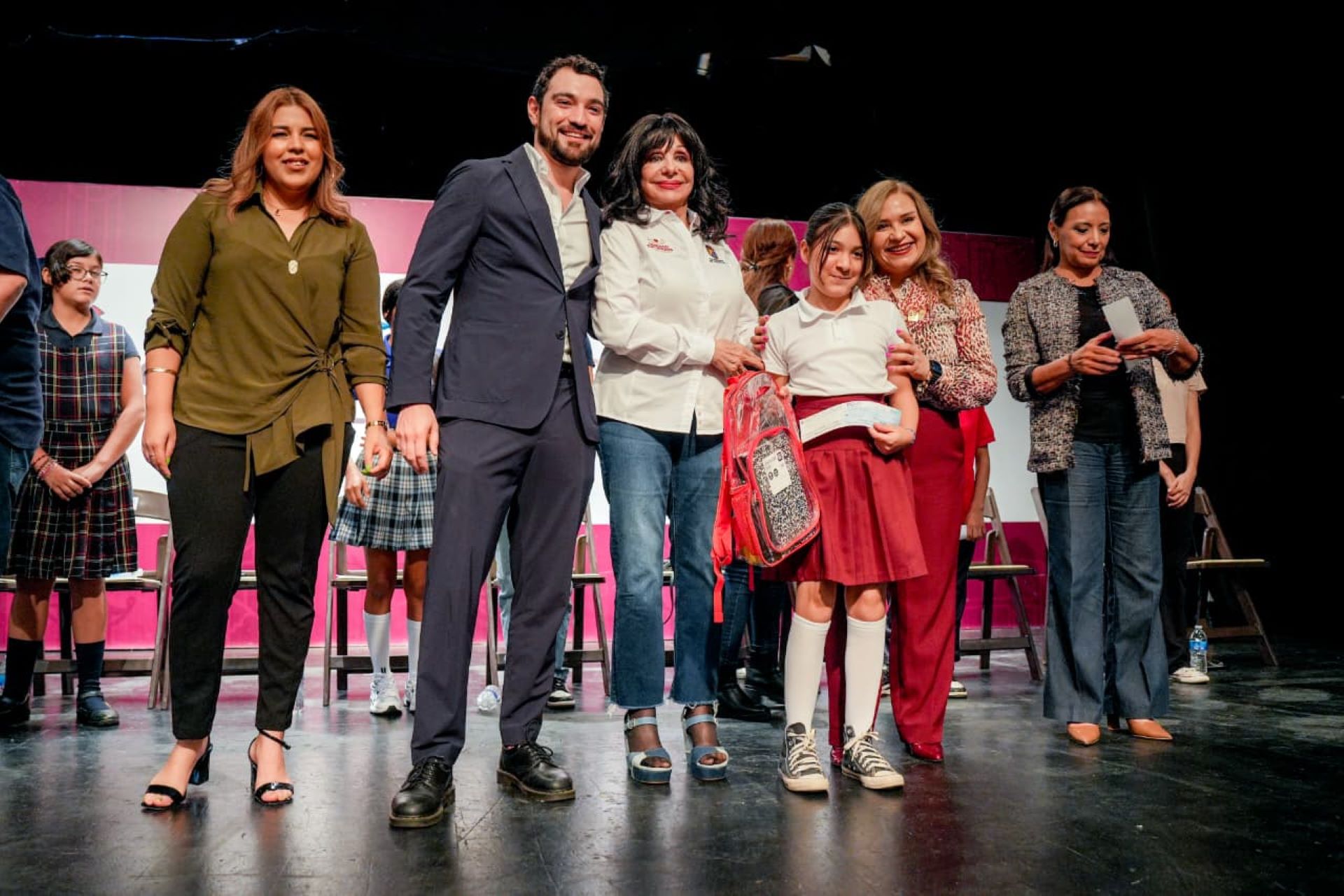 Apoyo a la Educación: Norma Bustamante entrega estímulos económicos y útiles escolares