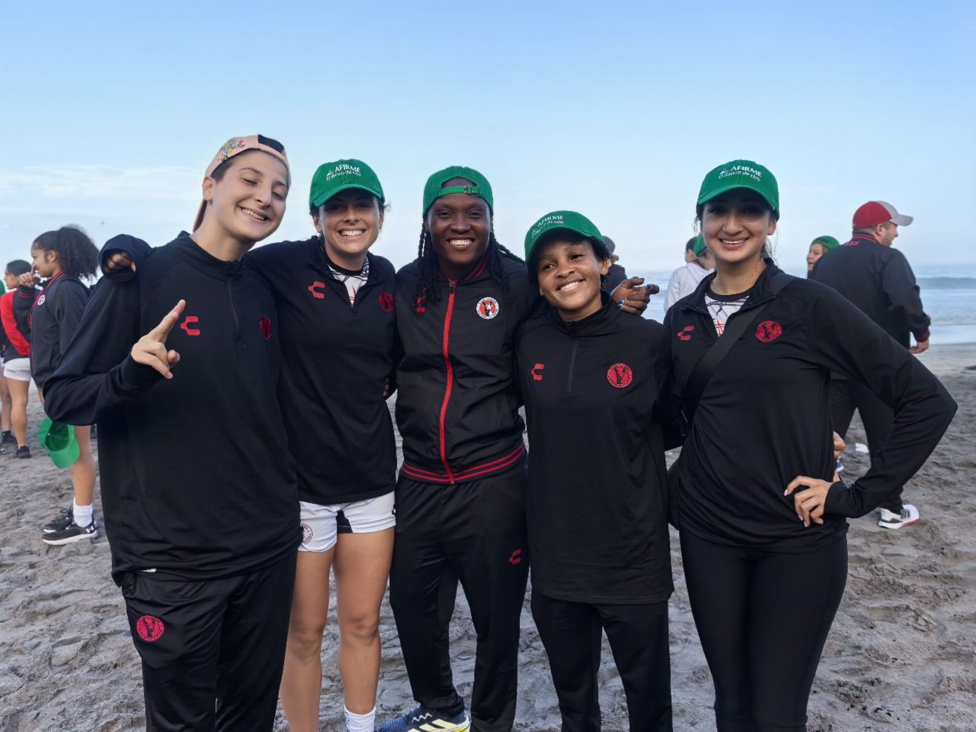 Suman Banca Afirme y Xolos femenil más de 100 voluntarios  para limpieza de playa en Tijuana