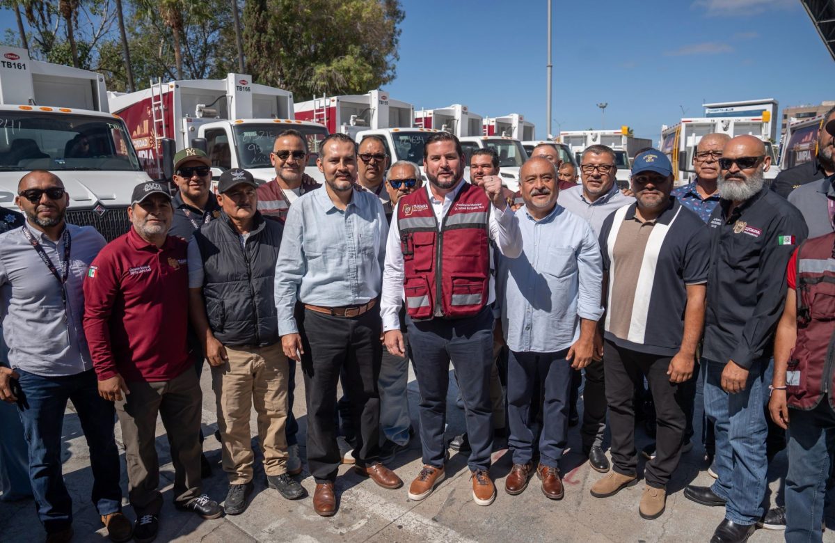 Encabeza Ismael Burgueño banderazo de arranque de 129 camiones recolectores de basura para Tijuana