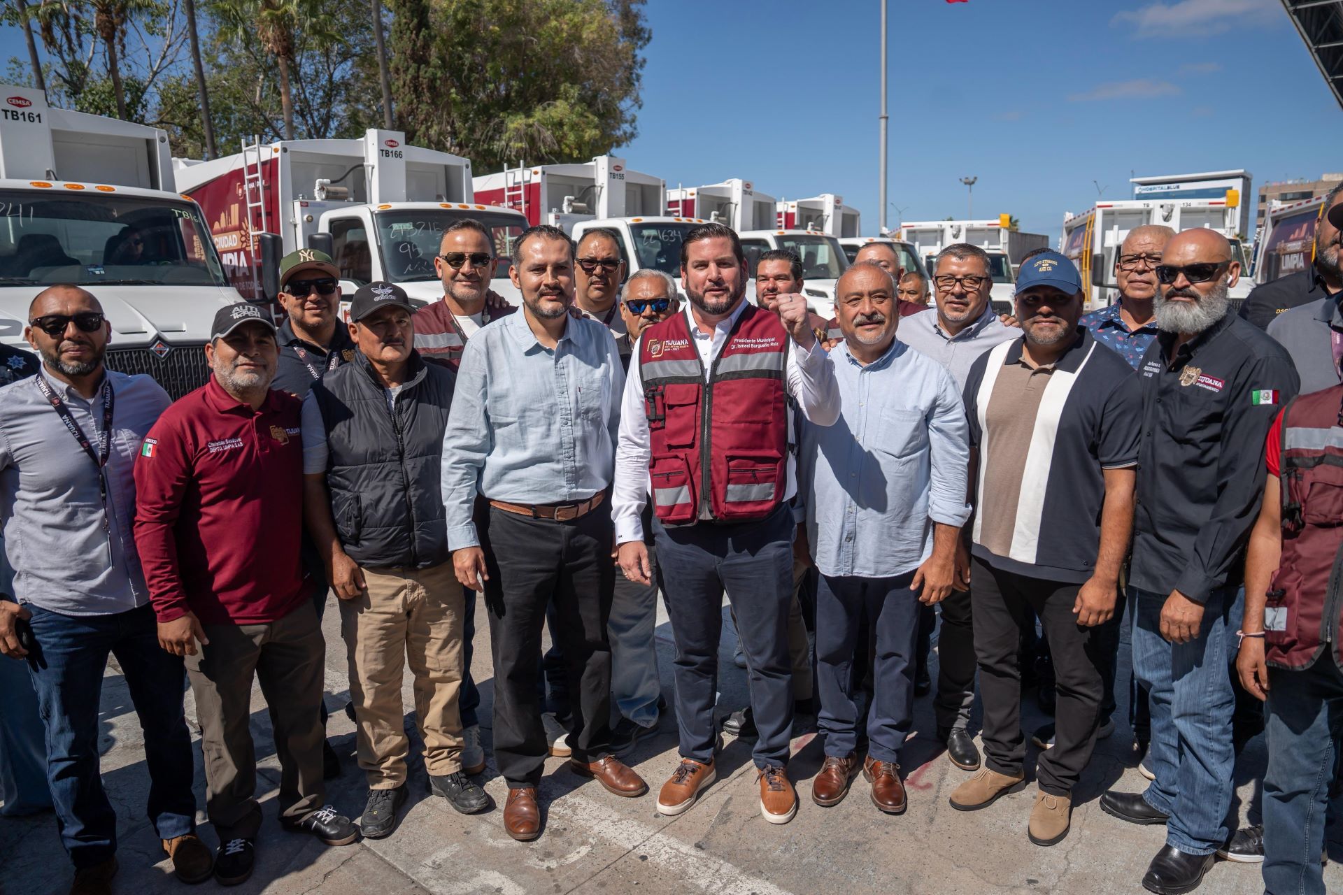 Encabeza Ismael Burgueño banderazo de arranque de 129 camiones recolectores de basura para Tijuana