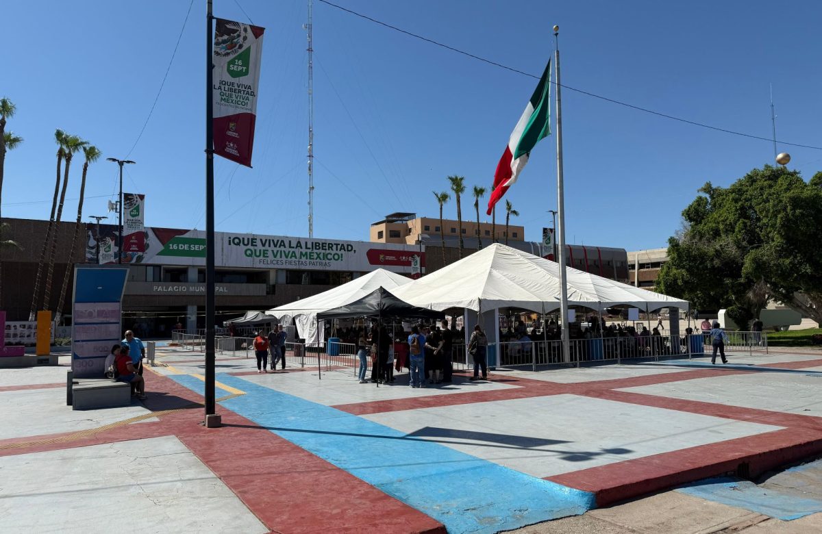 Servicios en la explanada del Palacio Municipal de Mexicali