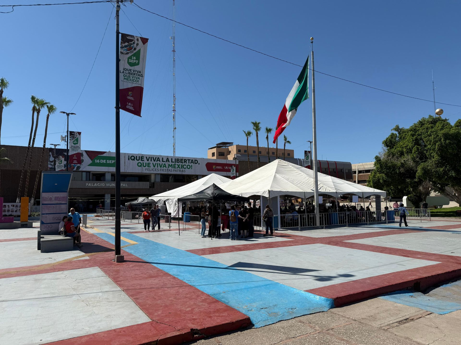 Servicios en la explanada del Palacio Municipal de Mexicali