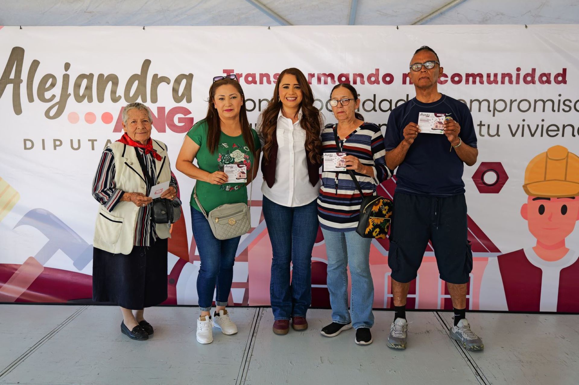 Diputada Alejandra Ang realiza entrega de vales para mejoramiento de vivienda