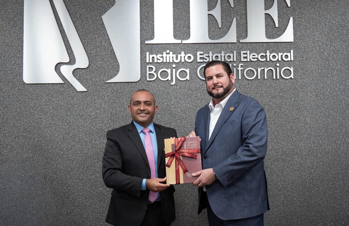 Entrega Ismael Burgueño Ruiz Primer Informe de Labores del XXV Ayuntamiento de Tijuana al Instituto Estatal Electoral de Baja California