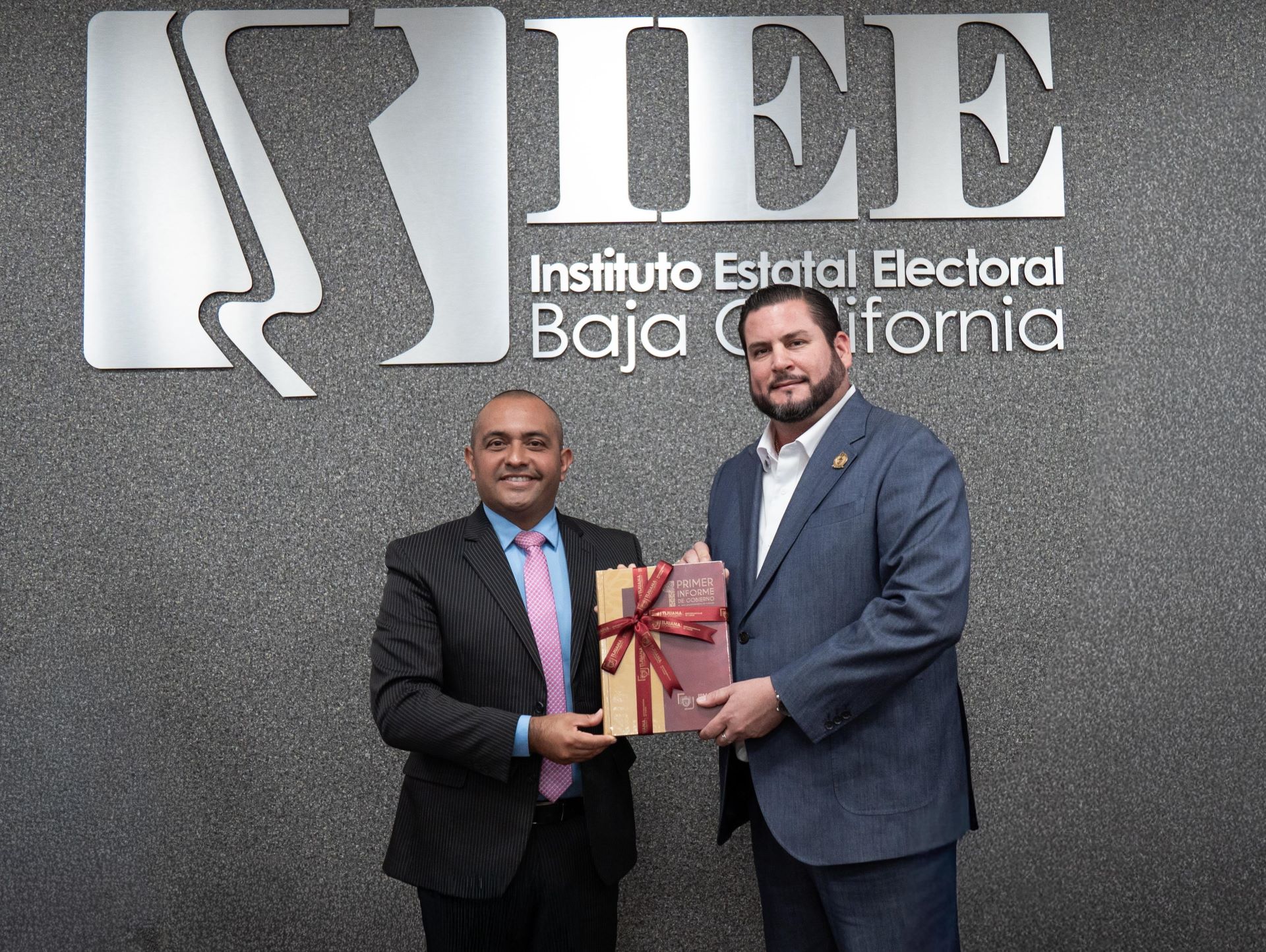 Entrega Ismael Burgueño Ruiz Primer Informe de Labores del XXV Ayuntamiento de Tijuana al Instituto Estatal Electoral de Baja California