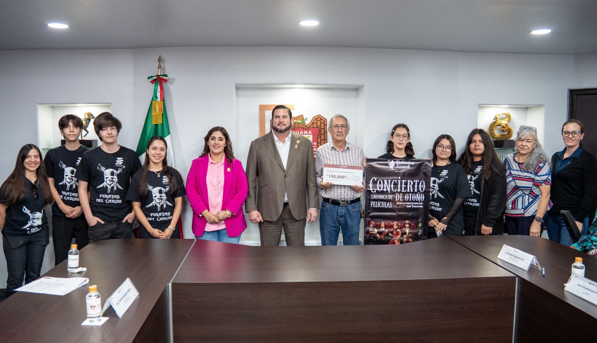 Entrega presidente municipal Ismael Burgueño apoyos a Asociaciones Civiles