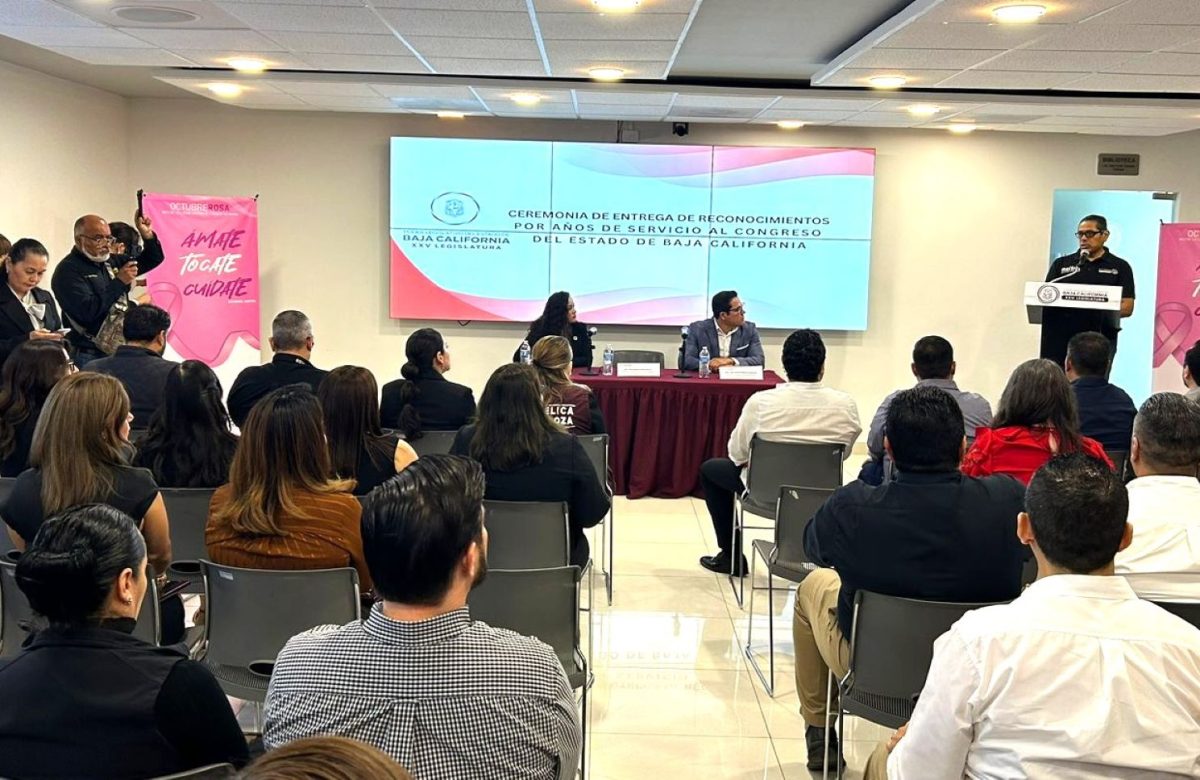 Reconocen a personal del Poder Legislativo con más de una década de servicio