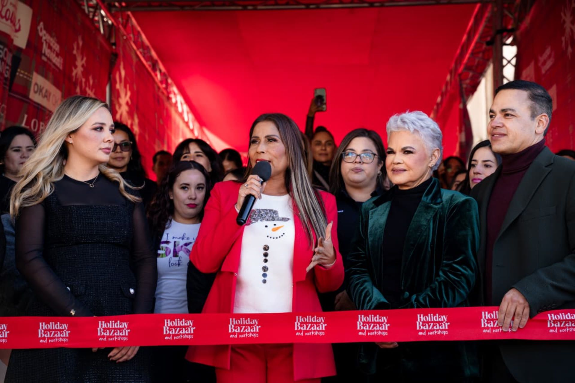 Brinda Claudia Agatón respaldo a comerciantes ensenadenses en vísperas de navidad