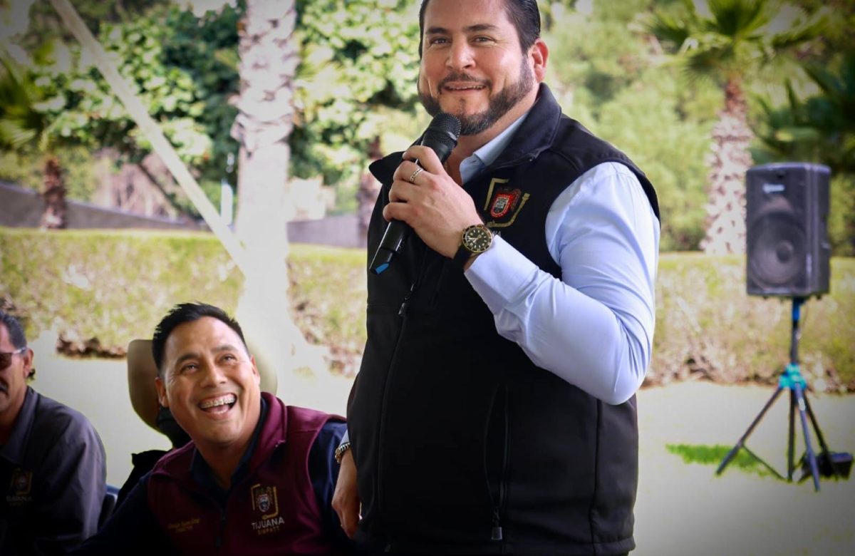 Recorre Ismael Burgueño Ruiz el Parque Morelos y reconoce a su personal por años de servicio