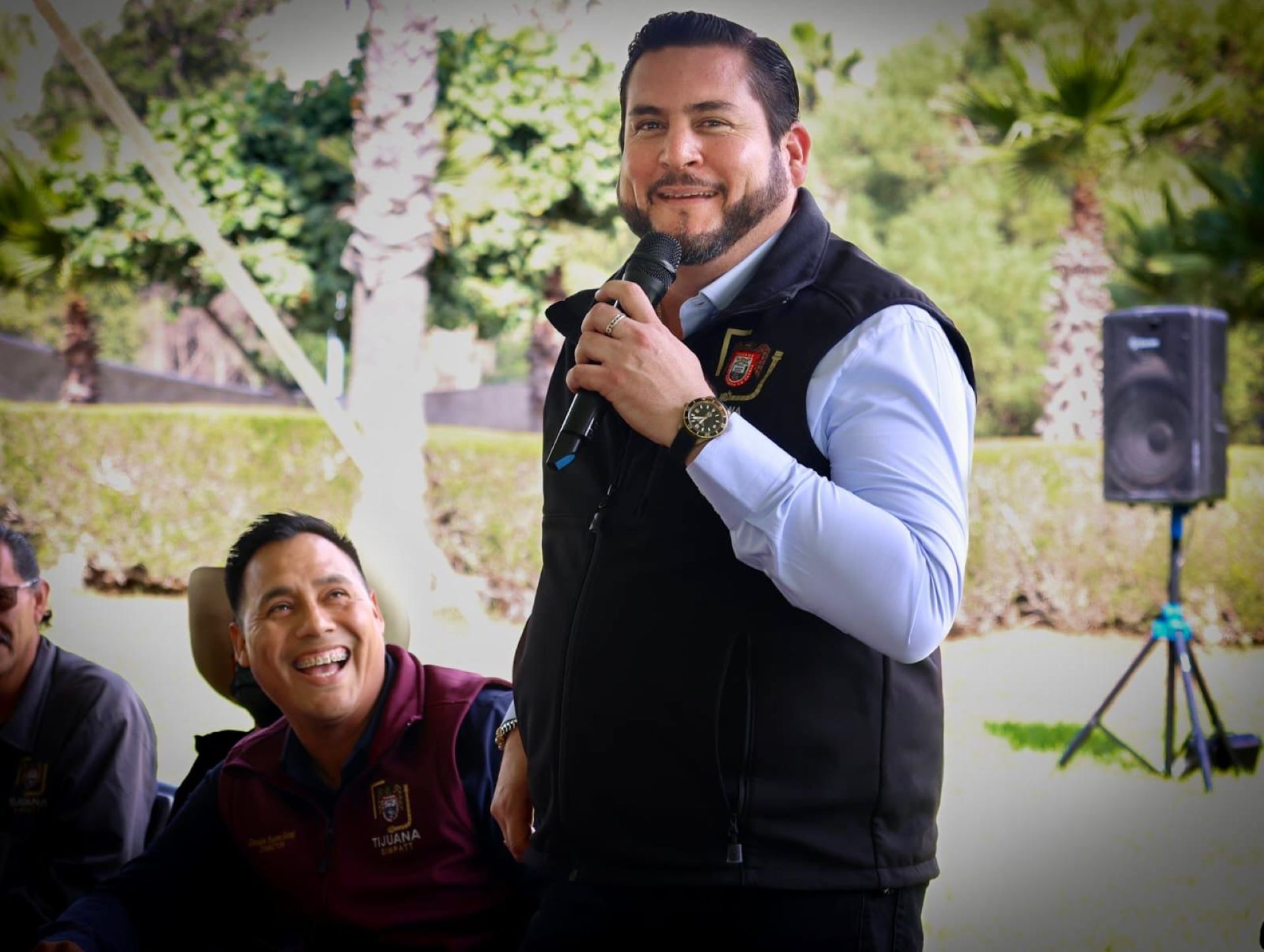 Recorre Ismael Burgueño Ruiz el Parque Morelos y reconoce a su personal por años de servicio