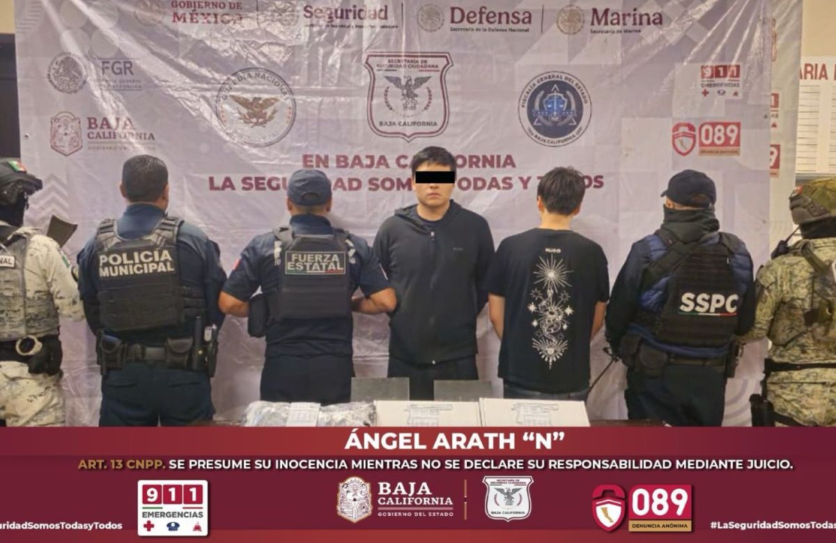 Detienen autoridades a dos jóvenes en Tijuana, les incautan droga y armas de fuego