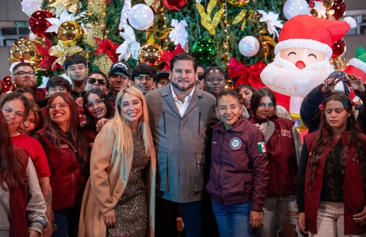 Encabeza Ismael Burgueño encendido del árbol navideño 2025 en Palacio Municipal y entrega de juguetes a niñas y niños