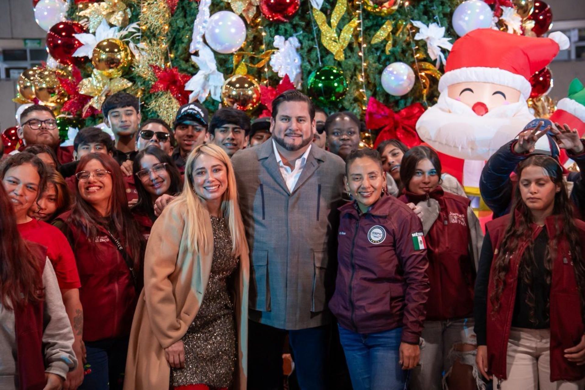 Encabeza Ismael Burgueño encendido del árbol navideño 2025 en Palacio Municipal y entrega de juguetes a niñas y niños