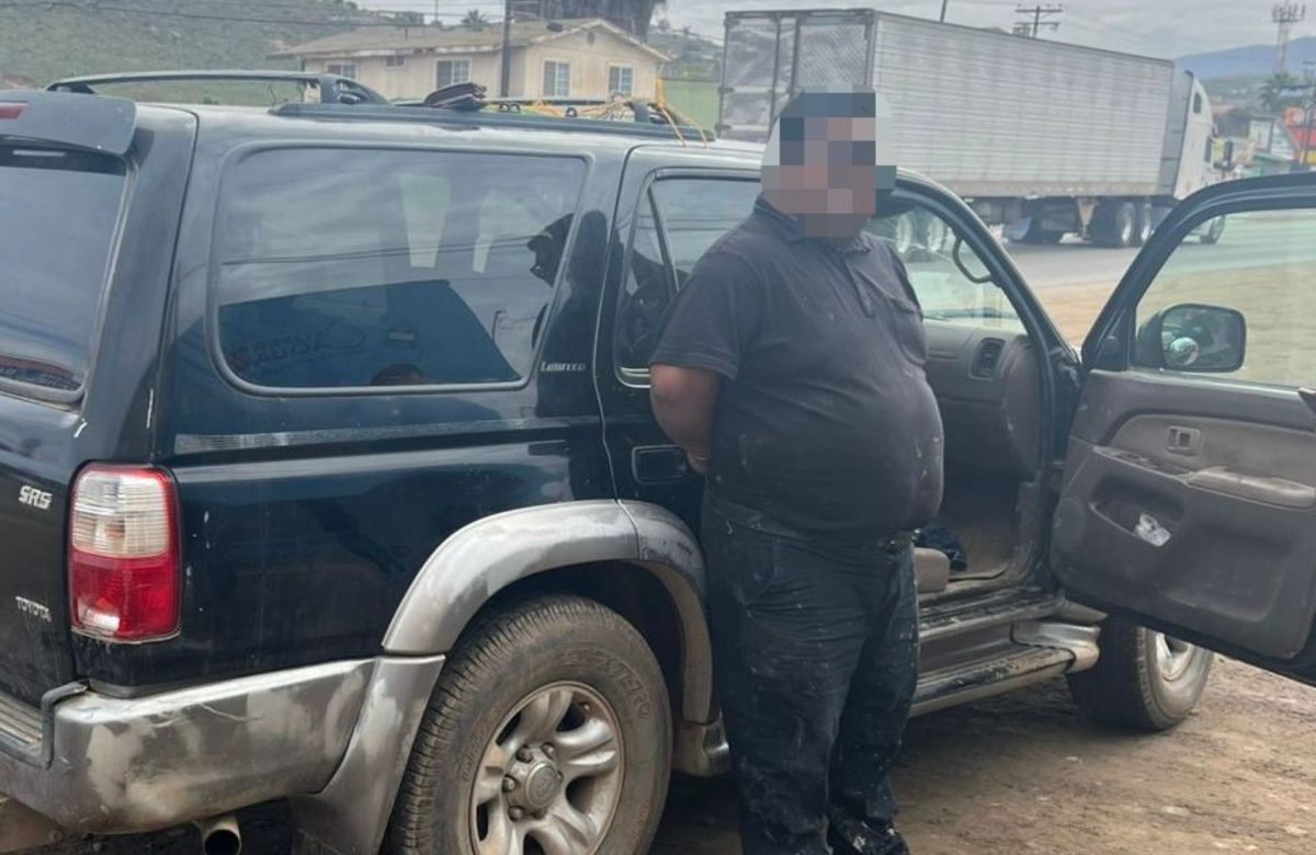 Policías Municipales arrestan en Maneadero a individuo en posesión de presuntos 15 envoltorios de droga