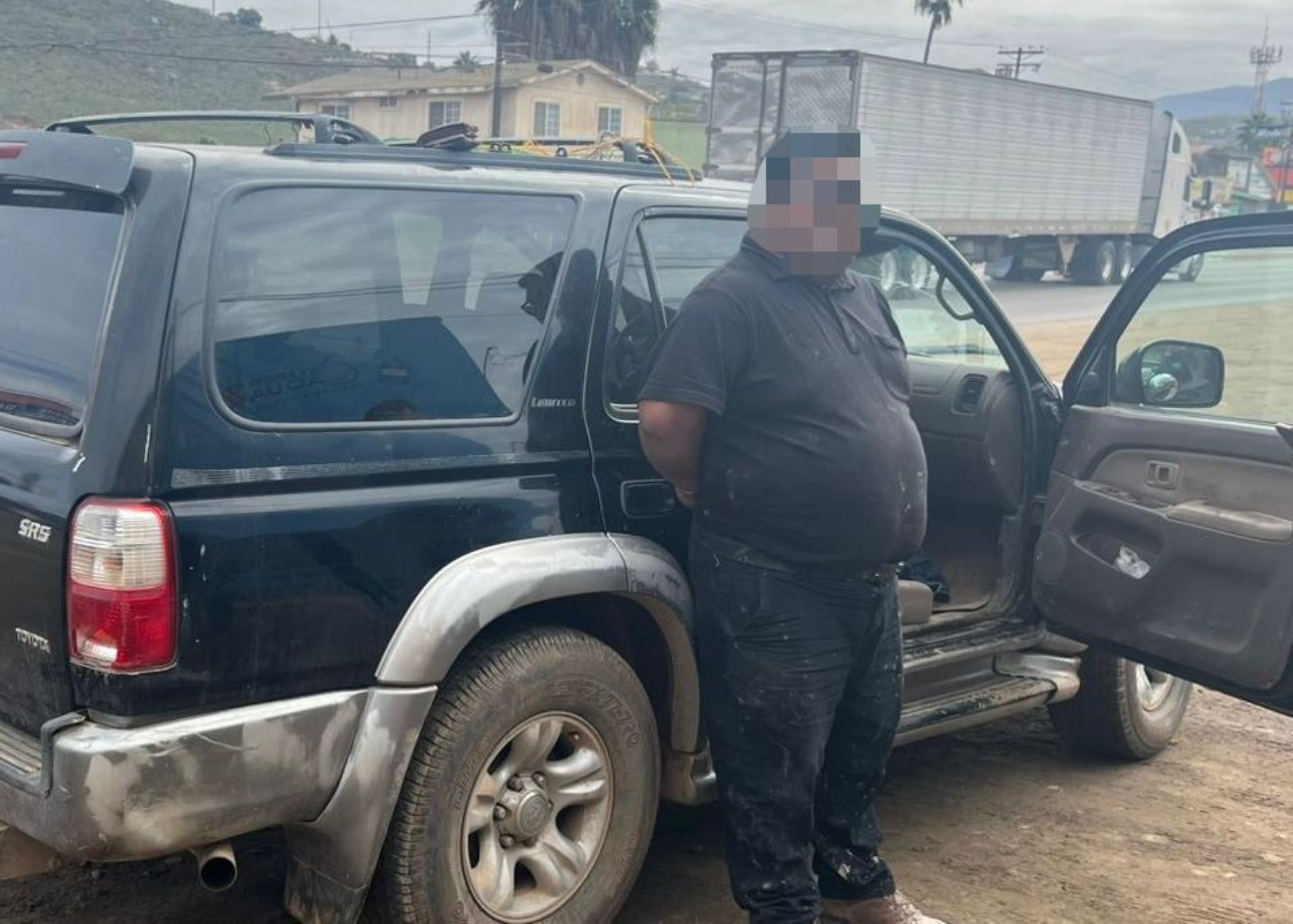 Policías Municipales arrestan en Maneadero a individuo en posesión de presuntos 15 envoltorios de droga