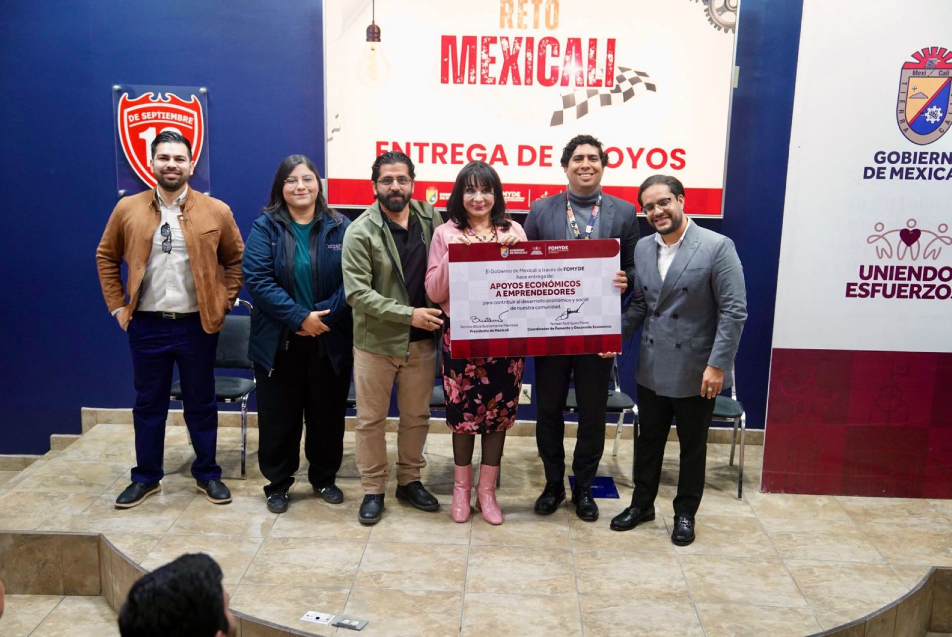 Norma Bustamante impulsa el talento cachanilla: entrega apoyos “Reto Mexicali”