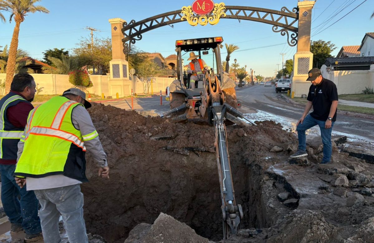 Cuadrillas de CESPM trabajan en ruptura de línea principal de agua potable en la zona Oriente de Mexicali