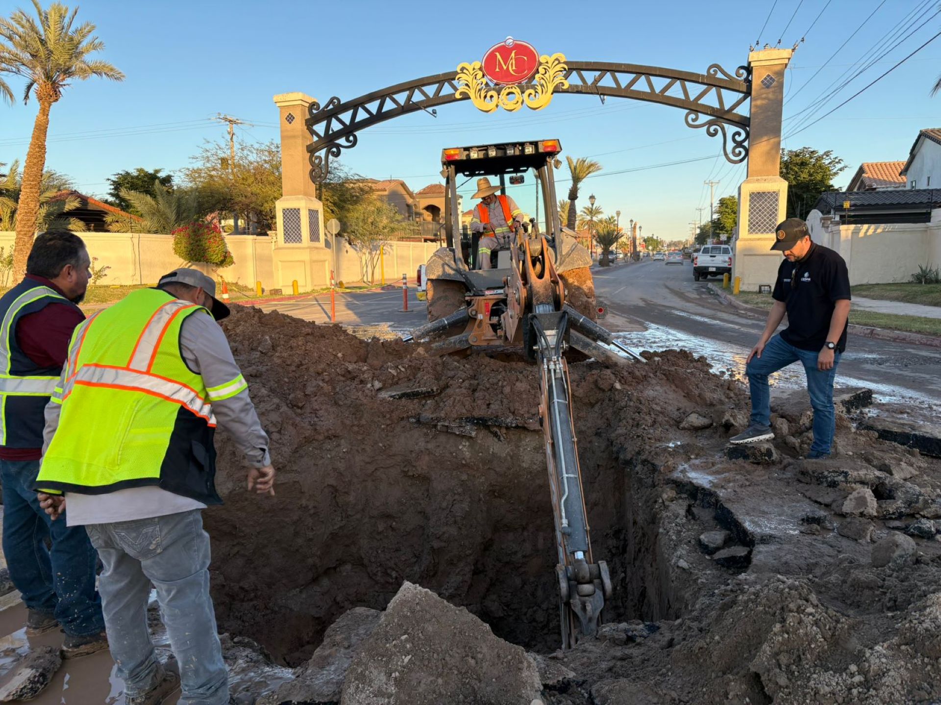 Cuadrillas de CESPM trabajan en ruptura de línea principal de agua potable en la zona Oriente de Mexicali