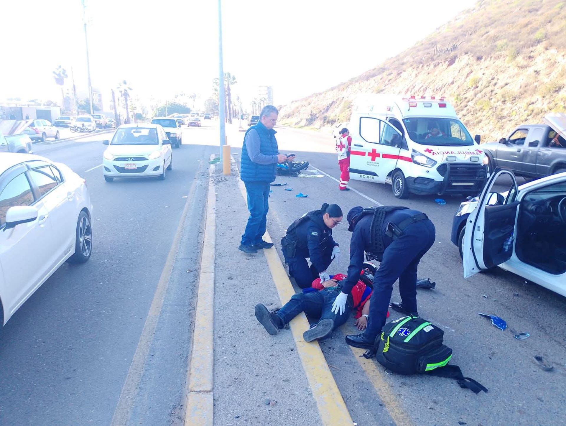 Paramédicos de la Unidad Táctica Prehospitalaria de la DSPM brindan atención inmediata a lesionado tras accidente vial en Playitas