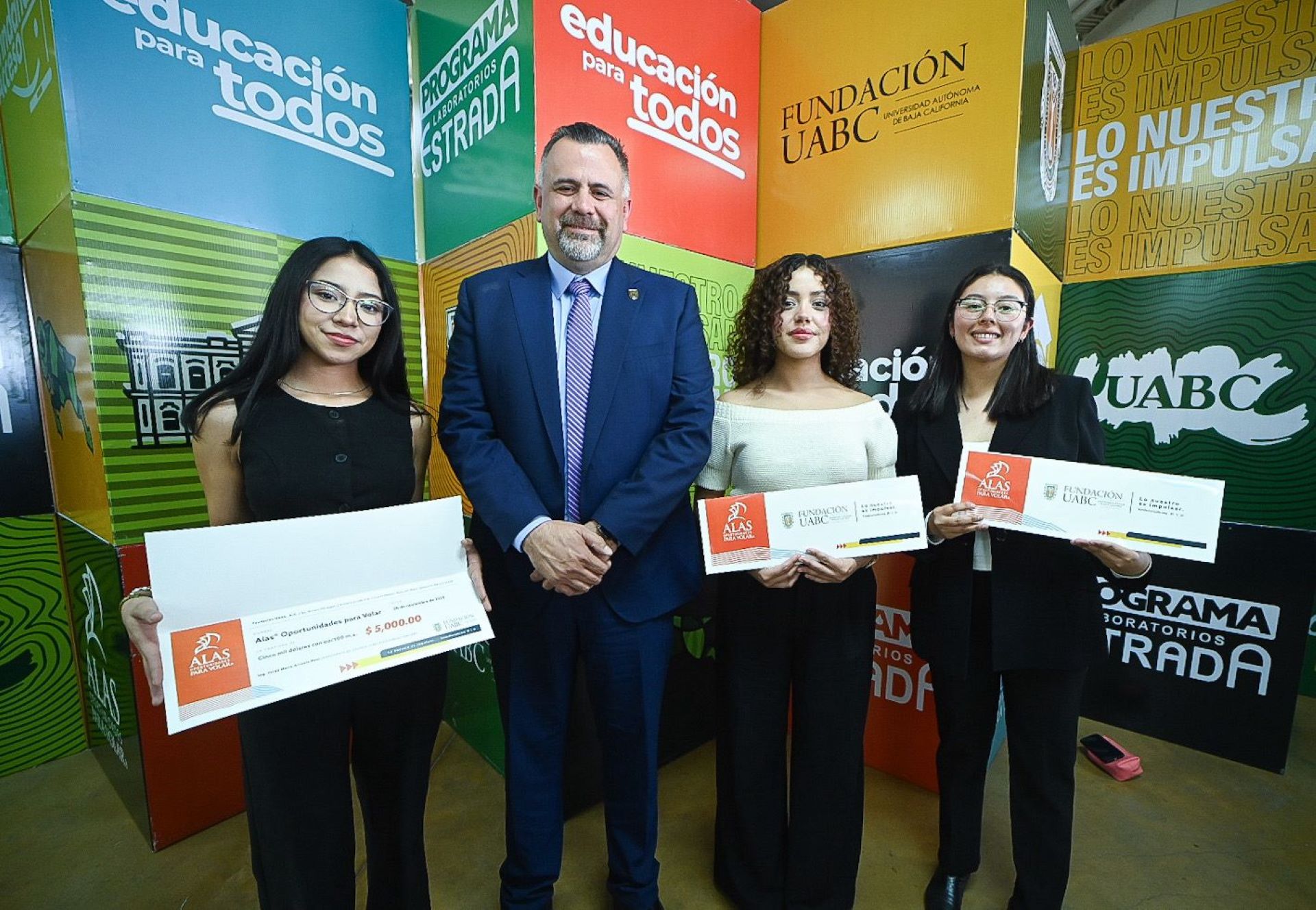 Compromiso con la educación: UABC y Fundación UABC entregan 124 apoyos estudiantiles