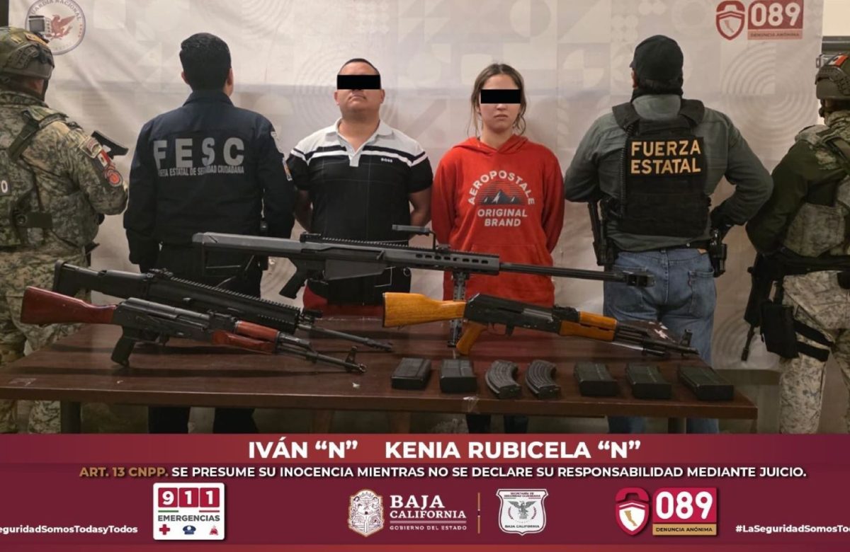 Hallan fusil barret y armas largas ocultos en un vehículo en Tijuana; hay dos detenidos