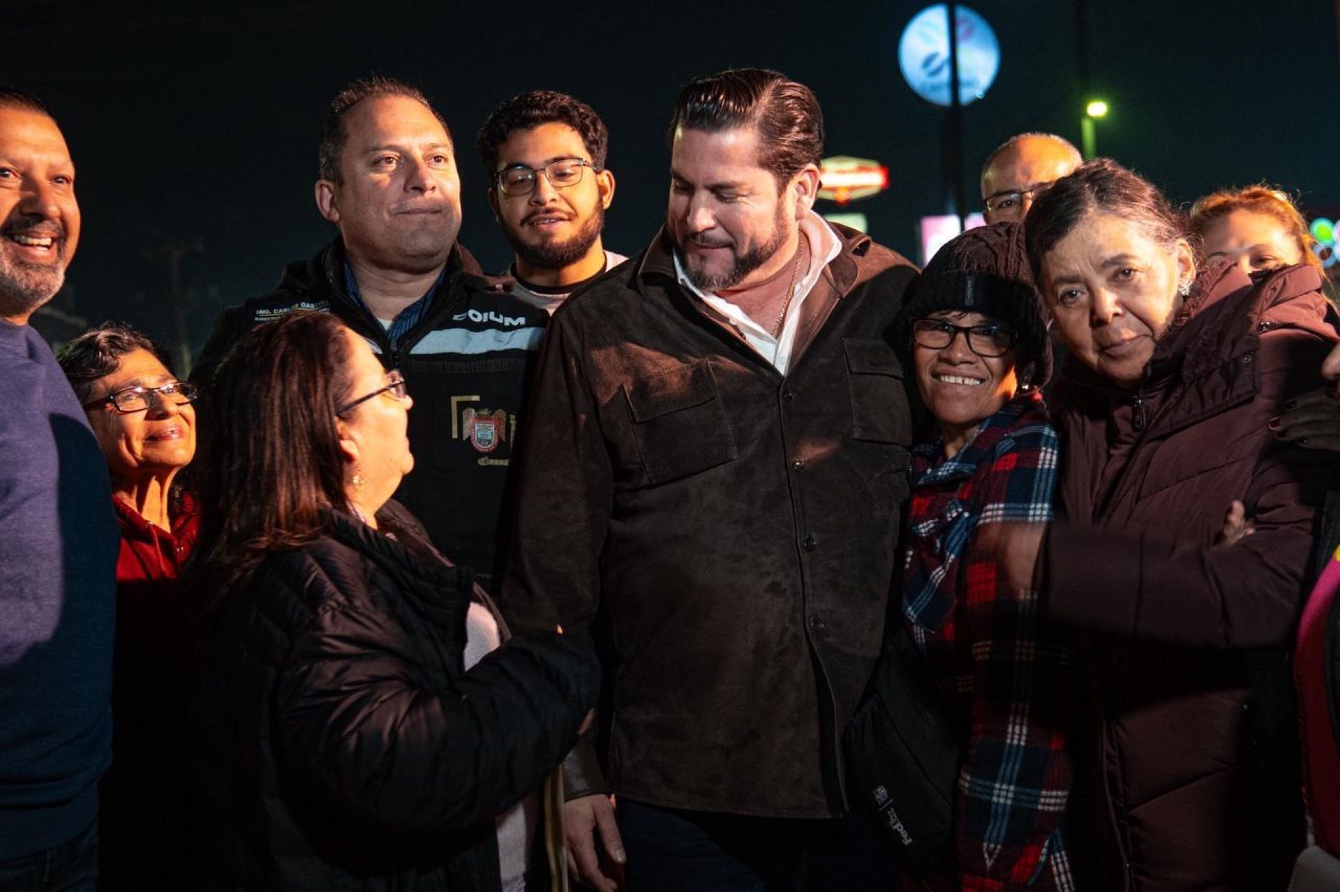 Supervisa Ismael Burgueño jornada nocturna de bacheo en la colonia El Lago