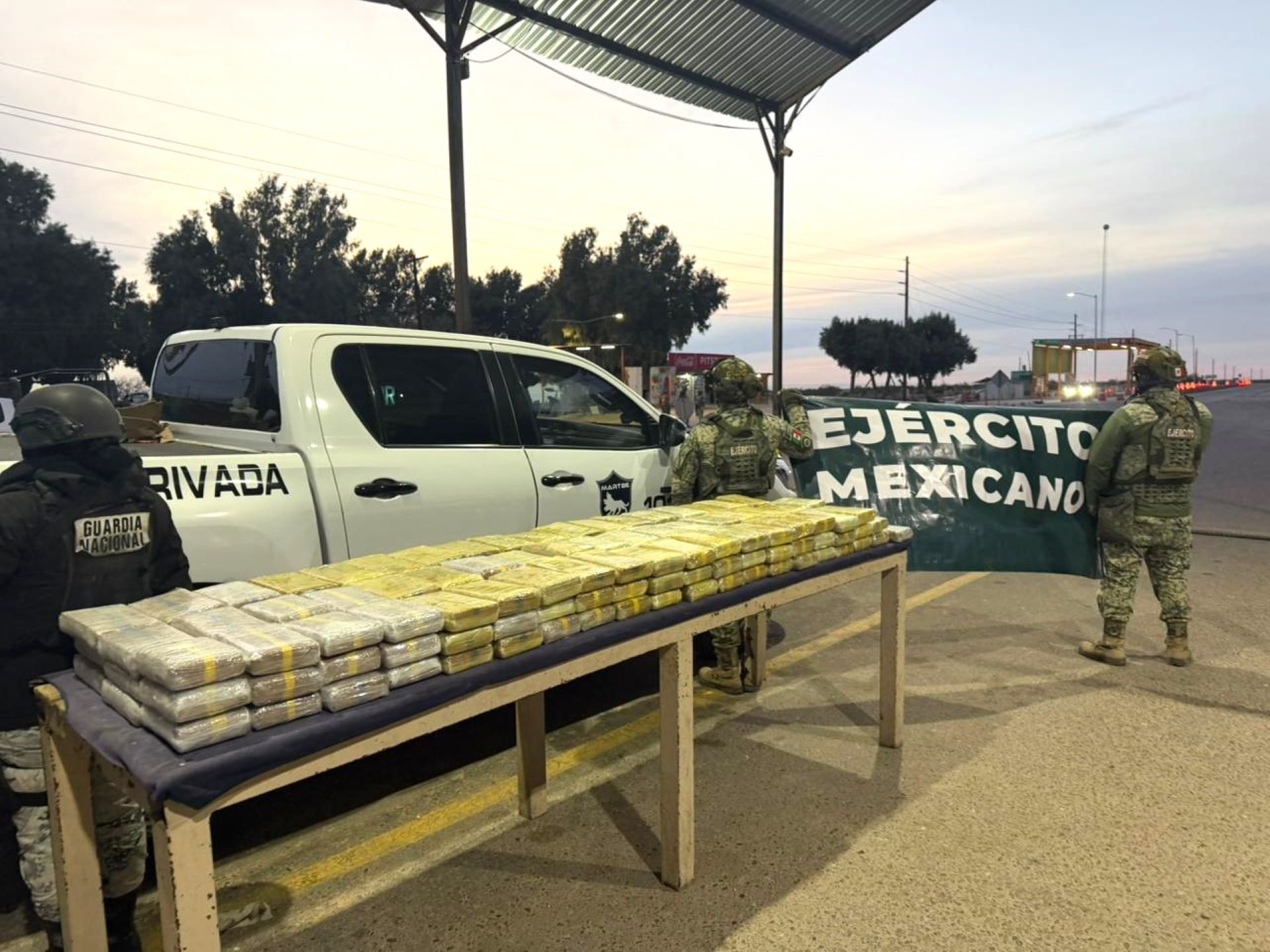 Ejército Mexicano decomisa 165 kilos de cocaína en SLRC