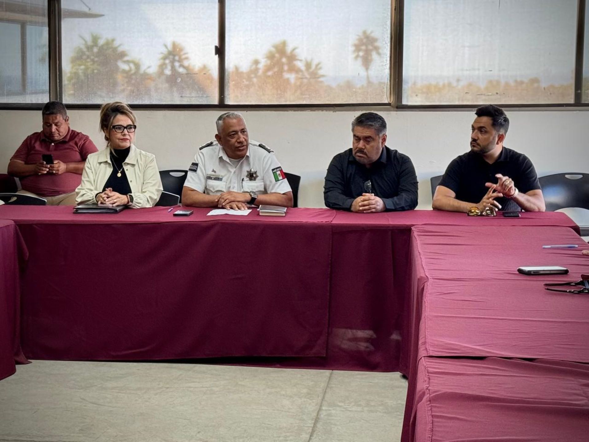 Cumple Gobierno de Ensenada con viudas y deudos de policías municipales: se realiza el pago de seguros de vida