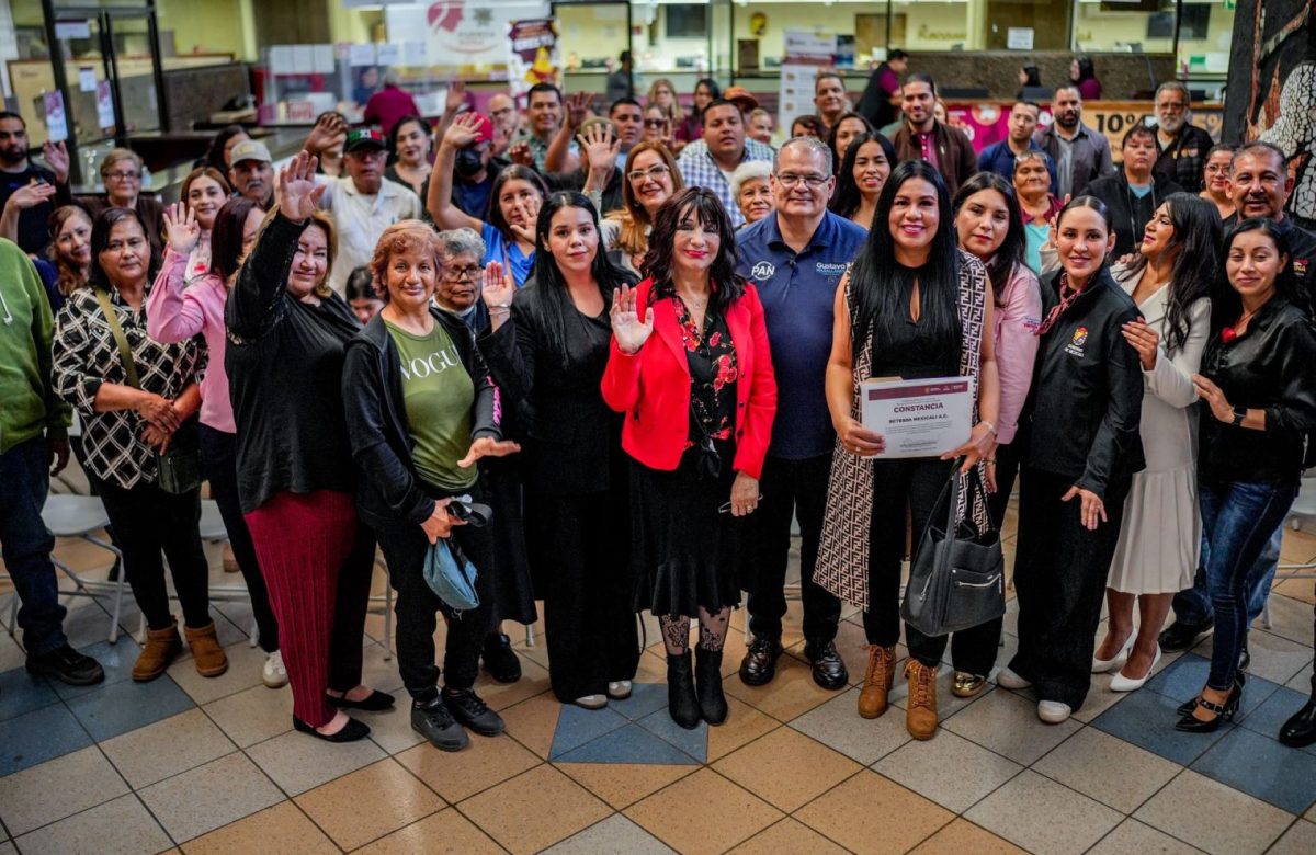 Norma Bustamante entrega estímulos económicos y beneficios a instituciones civiles