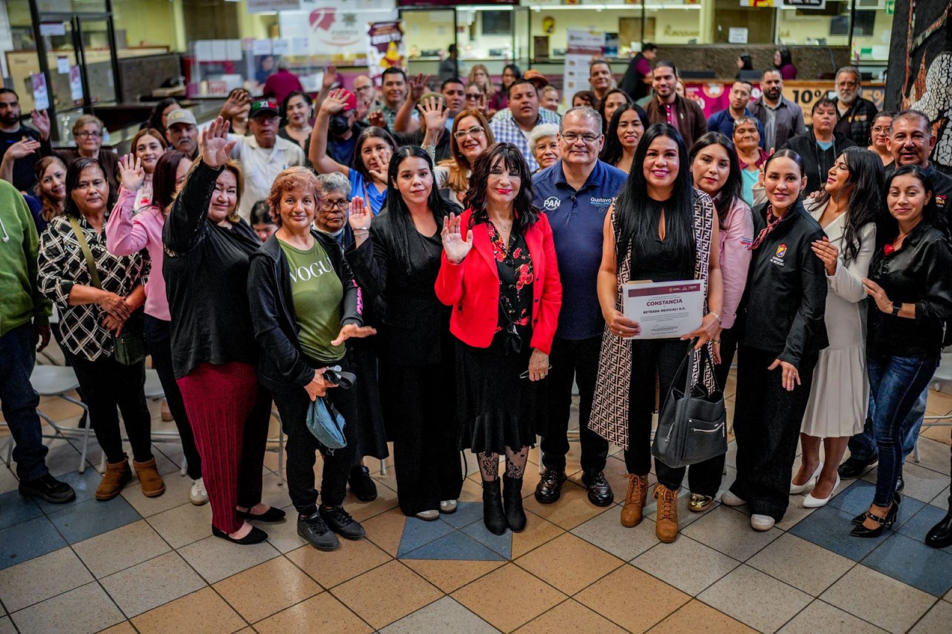 Norma Bustamante entrega estímulos económicos y beneficios a instituciones civiles