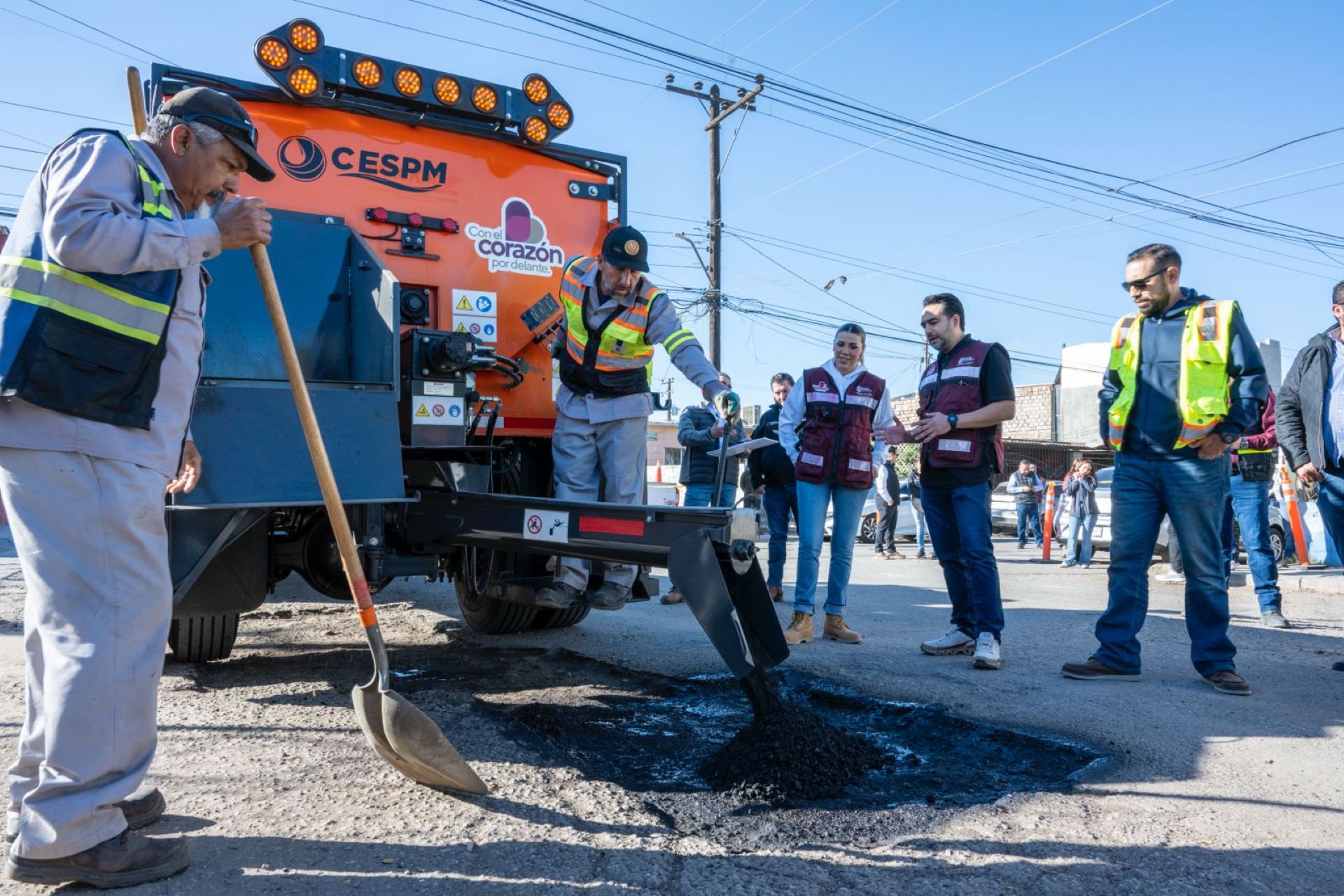 “Calles Seguras, Familias Seguras” refuerza el bacheo en Mexicali con nueva maquinaria