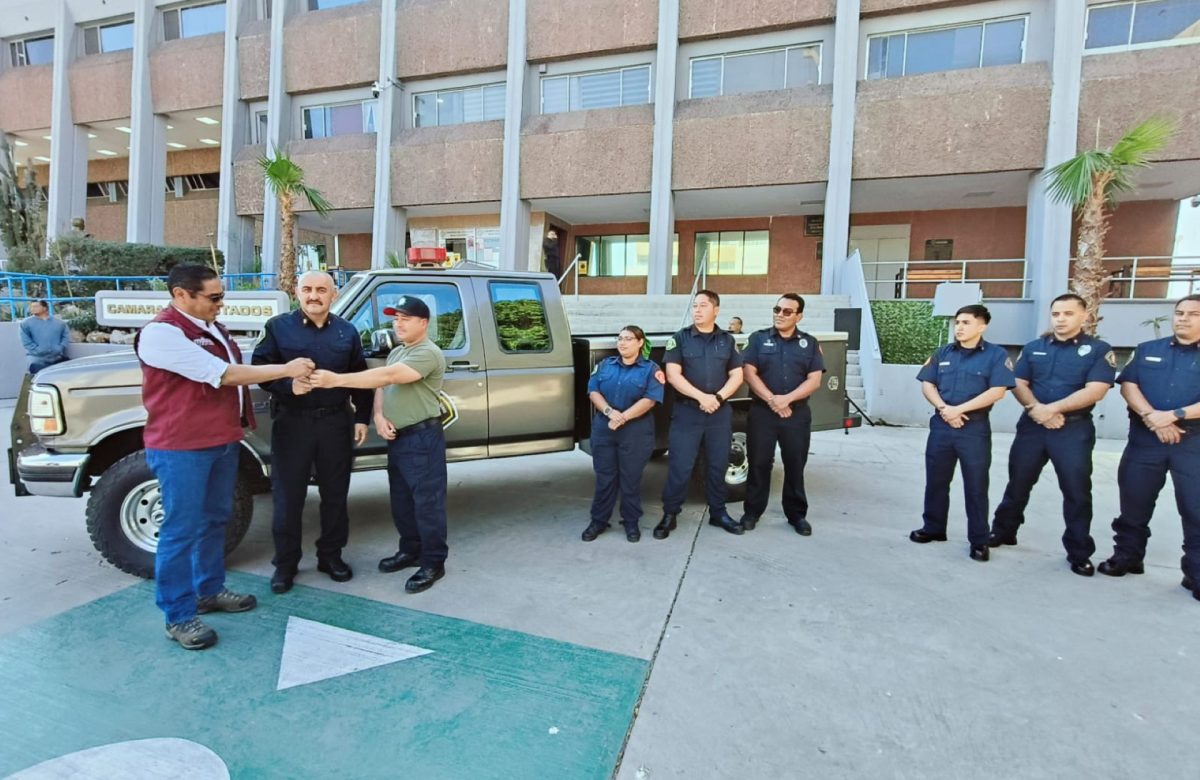 Entrega diputado Molina unidad todo terreno de rescate a bomberos forestales de Mexicali