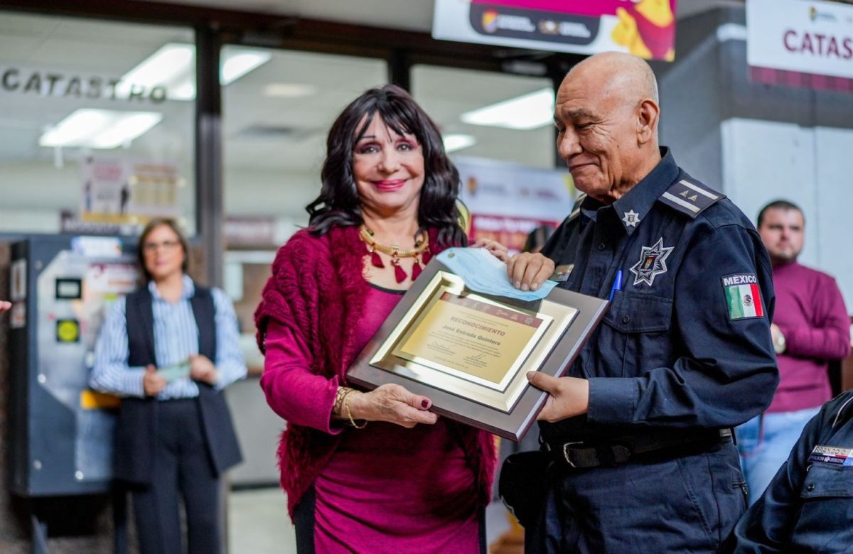 Cumple Norma Bustamante compromiso de jubilación digna para 23 policías municipales