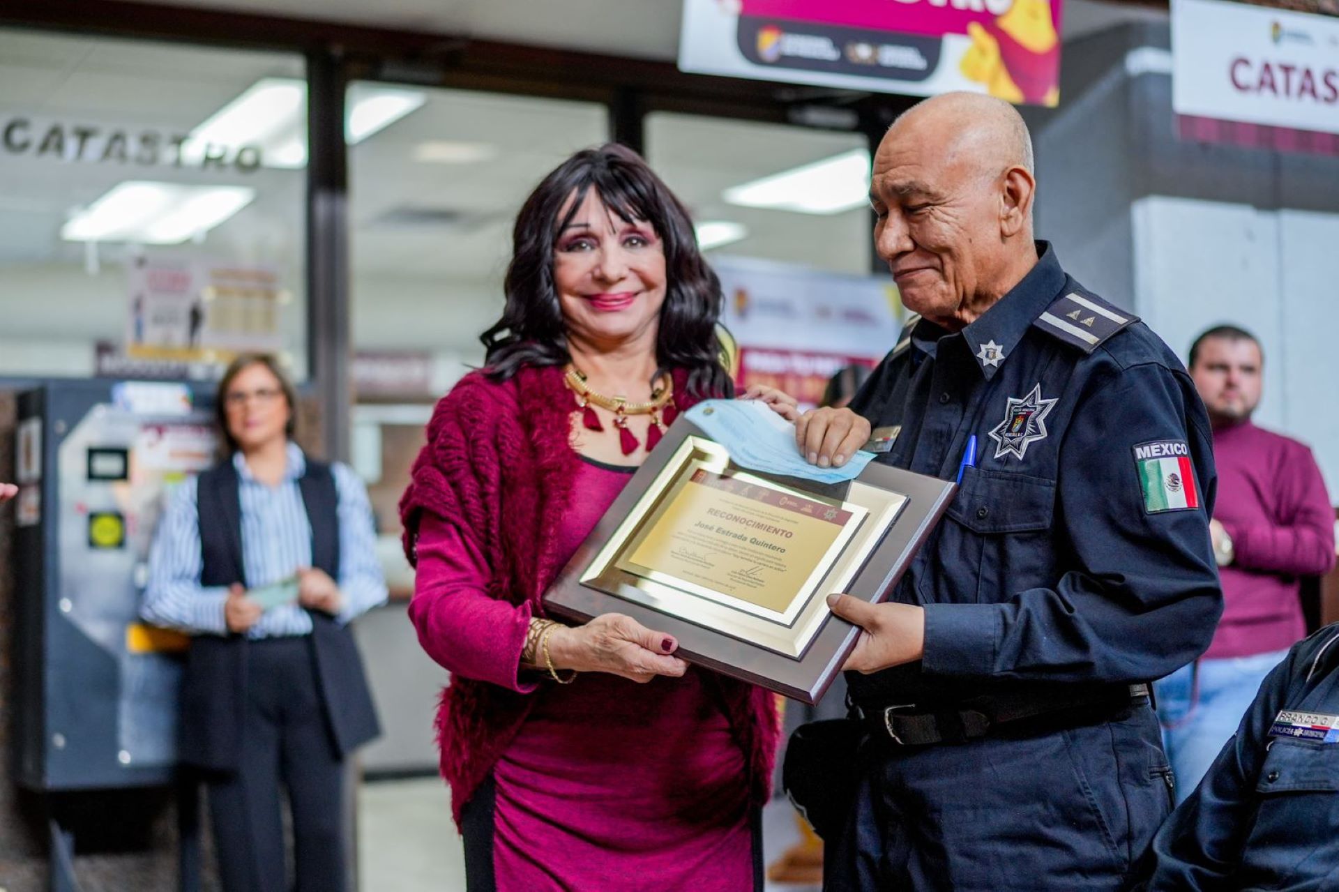 Cumple Norma Bustamante compromiso de jubilación digna para 23 policías municipales