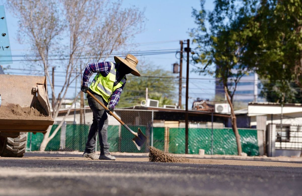 Norma Bustamante supervisa obra deportiva en Valle del Álamo