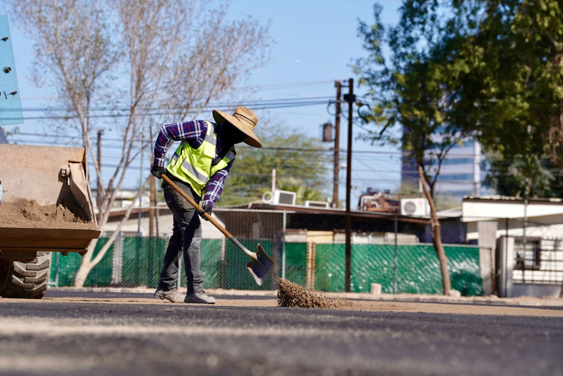 Norma Bustamante supervisa obra deportiva en Valle del Álamo