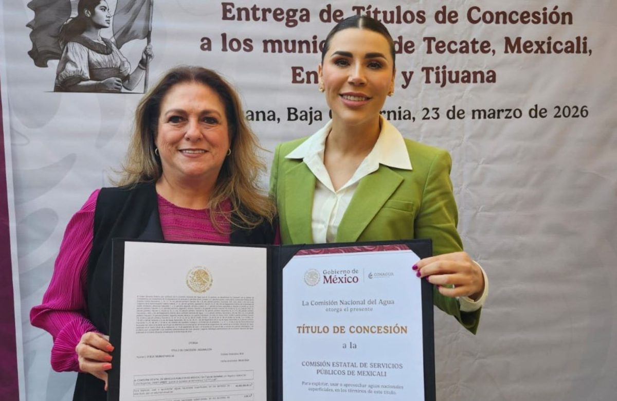 Acude Oficial Mayor, Claudia  Beltrán, en representación de la Alcaldesa a la entrega de títulos de concesión de agua