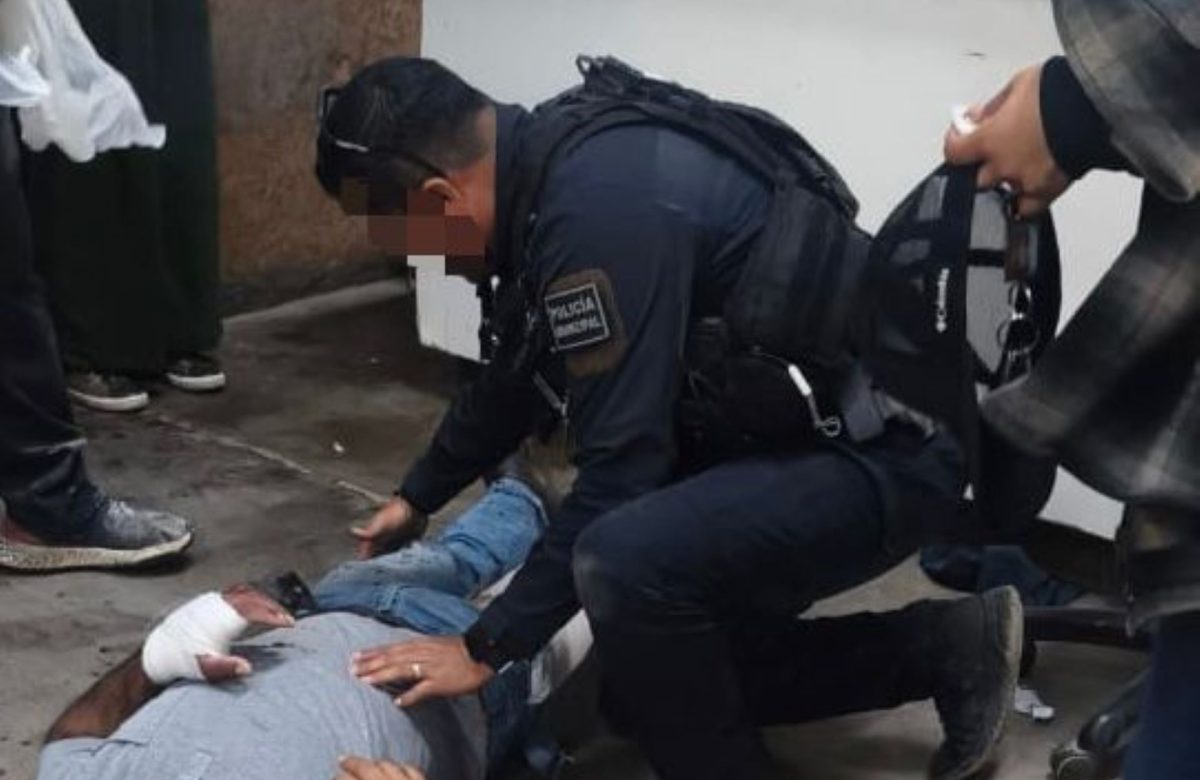 Policías municipales brindan primeros auxilios a persona presuntamente lesionada por disparo de arma de fuego