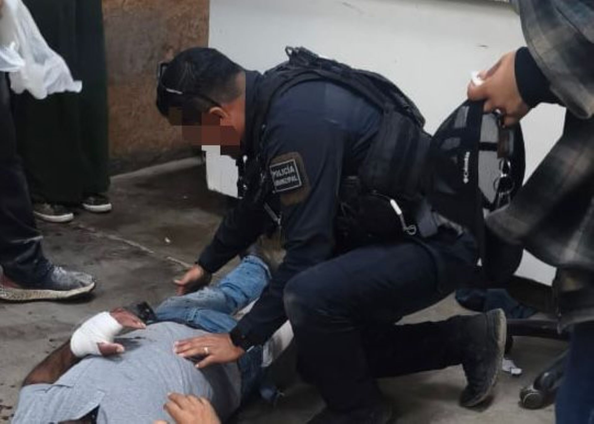 Policías municipales brindan primeros auxilios a persona presuntamente lesionada por disparo de arma de fuego