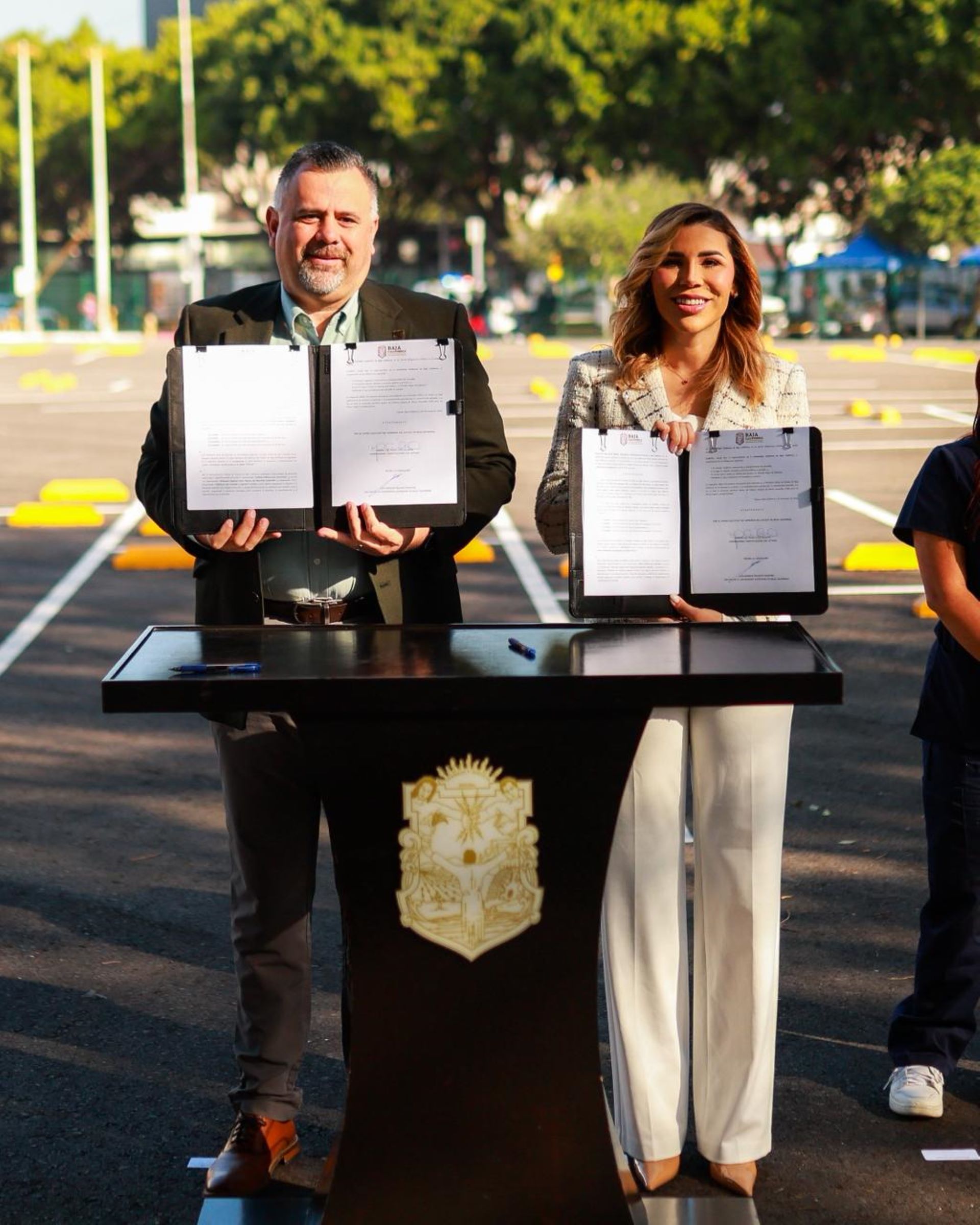 Entrega gobernadora Marina del Pilar nuevo estacionamiento en UABC para fortalecer la permanencia estudiantil