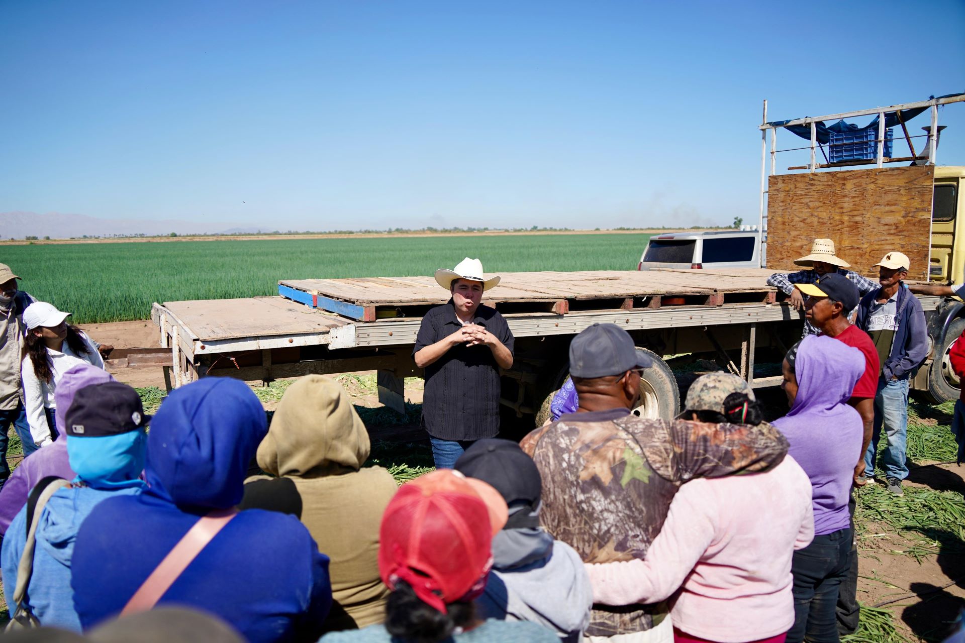 Armando Samaniego se reúne con trabajadoras y trabajadores agrícolas del Valle de Mexicali para escuchar peticiones y brindar propuestas