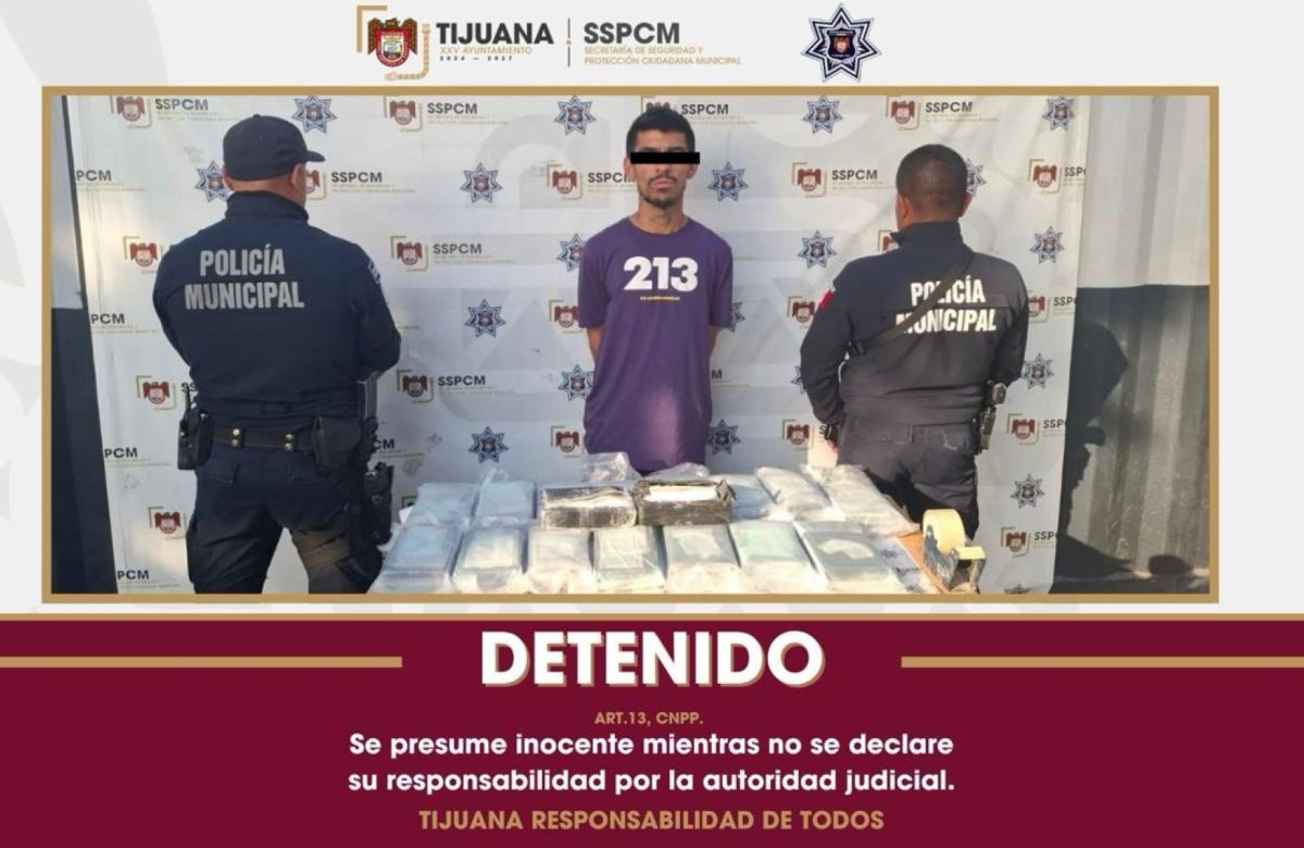 Asegura Policía Municipal de Tijuana 17 paquetes de presunta droga tras operativo por robo de vehículo