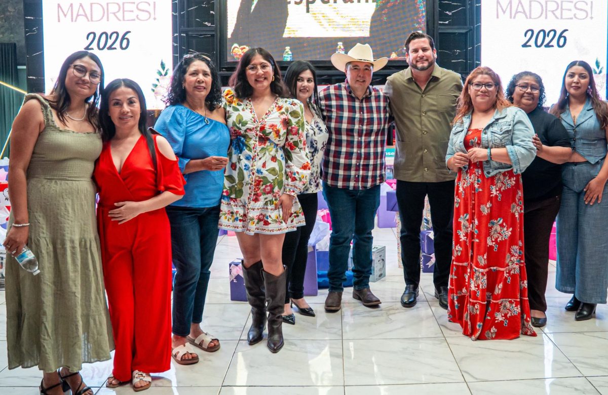 Asiste Ismael Burgueño a festejo del Día de las Madres