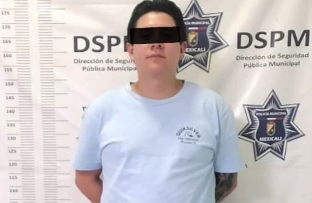 Detienen policías municipales a persona a bordo de vehículo con pre denuncia de robo con violencia
