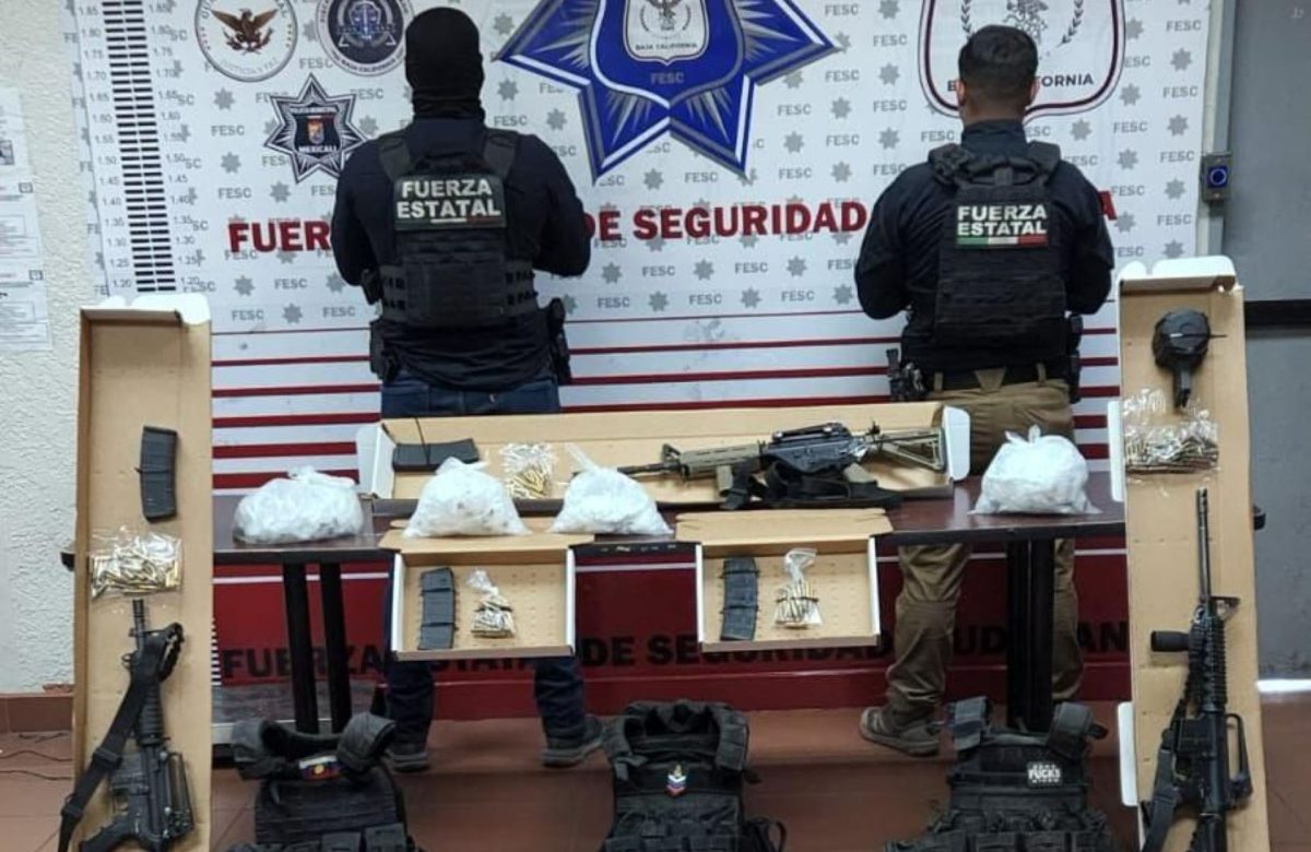 FESC y Sedena decomisan cinco vehículos robados, granadas y armas de fuego en el Valle de Mexicali
