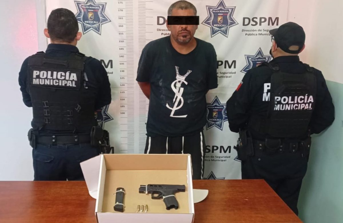 Agentes municipales aseguran a un hombre por violencia familiar y posesión de arma de fuego en González Ortega