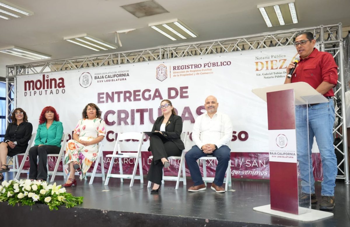 Familias de la colonia Progreso reciben certeza jurídica con escrituras entregadas por el Dip. Molina